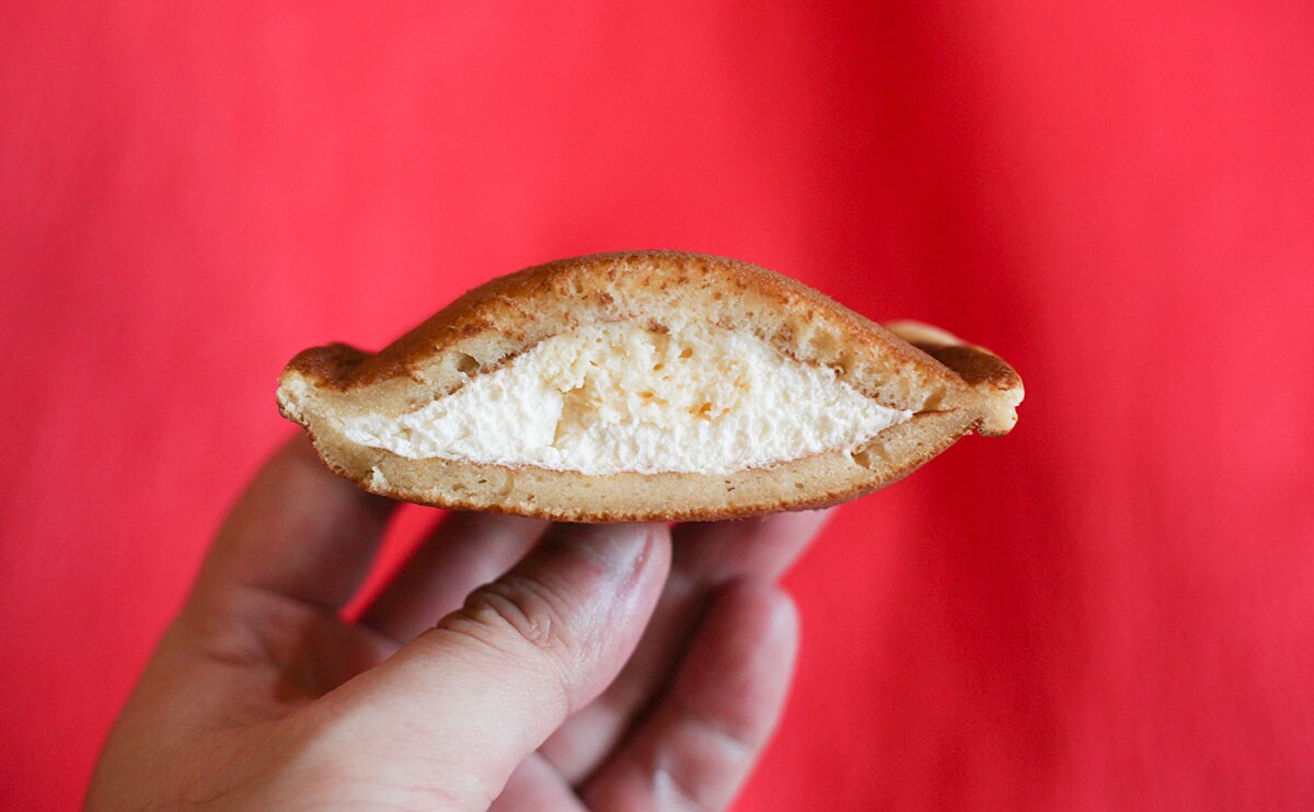 「Uchi Café×Milk　MILKどらもっち　みるく＆香るバター」断面手持ち