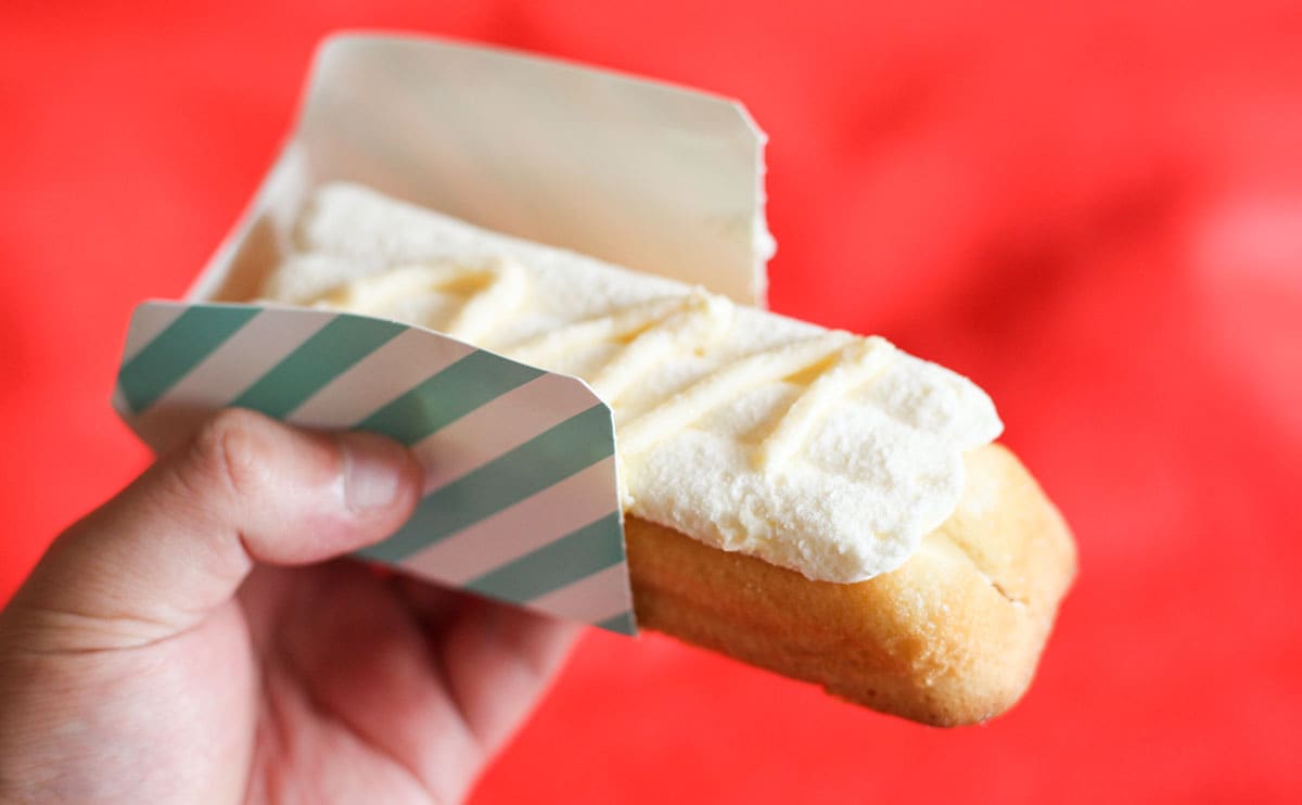 「Uchi Café×Milk MILKシフォンケーキ みるく&バター」手持ちアップ