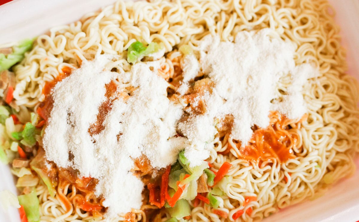 「ペヤング 超大盛 チーズタッカルビ風やきそば」ソースと粉チーズ