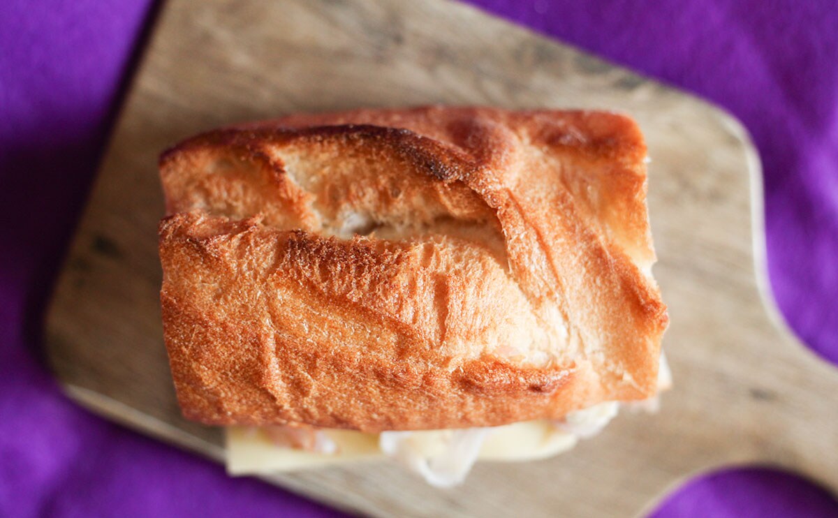 「石窯バゲットサンド　ハム＆チーズ」俯瞰