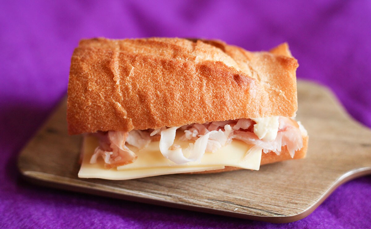 「石窯バゲットサンド　ハム＆チーズ」側面