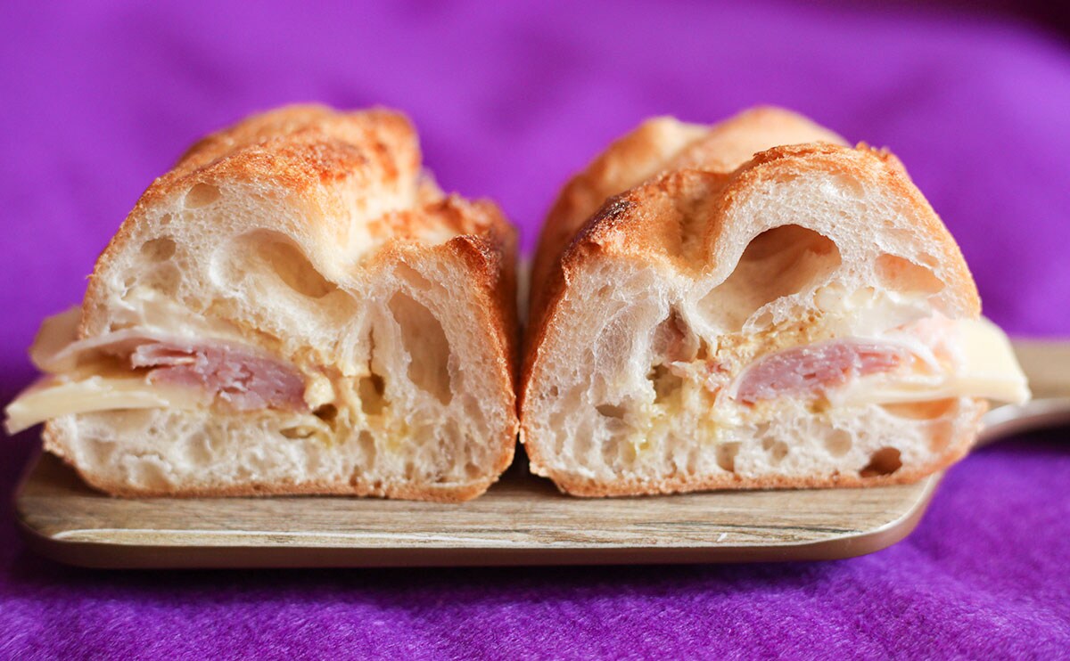 「石窯バゲットサンド　ハム＆チーズ」断面