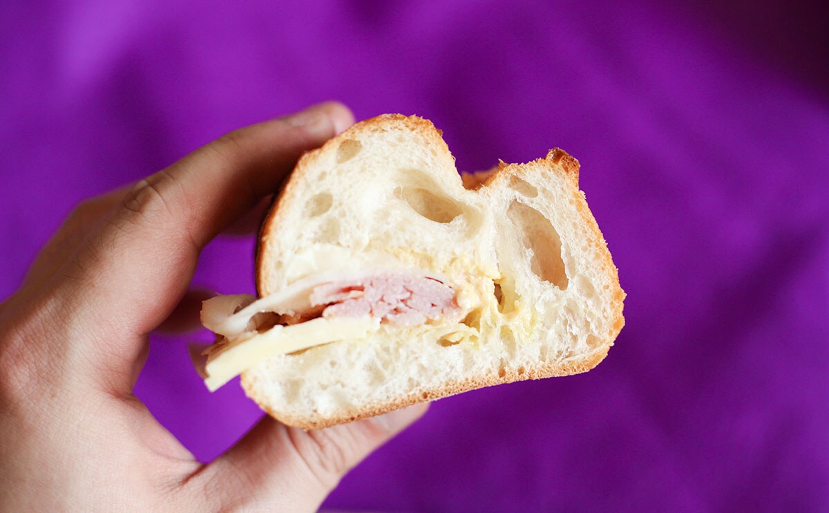 「石窯バゲットサンド　ハム＆チーズ」断面手持ち