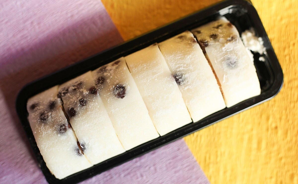 「塩豆大福仕立てのもち食感ロール」俯瞰