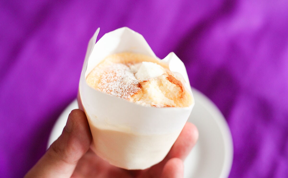 「ふわしゅわスフレチーズケーキ（チーズクリーム入り）」商品手持ち