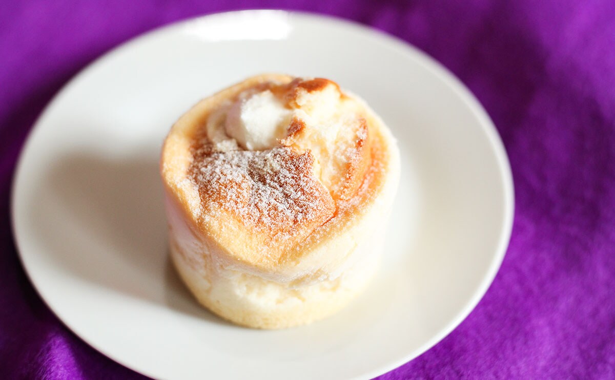 「ふわしゅわスフレチーズケーキ（チーズクリーム入り）」横アングル