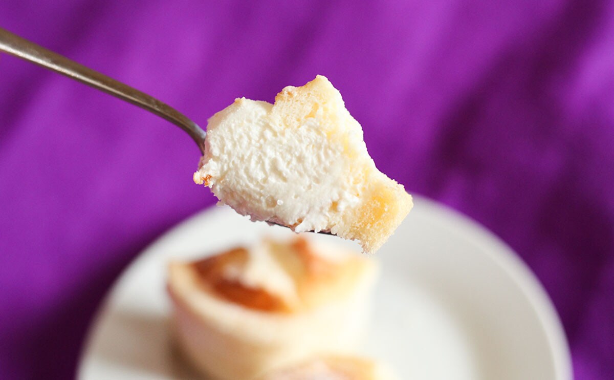 「ふわしゅわスフレチーズケーキ（チーズクリーム入り）」フォーク