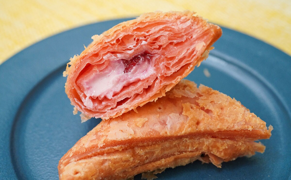 「三角チョコパイ よくばりいちご」の断面