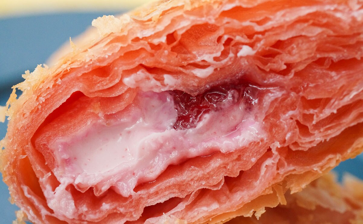 「三角チョコパイ よくばりいちご」の断面