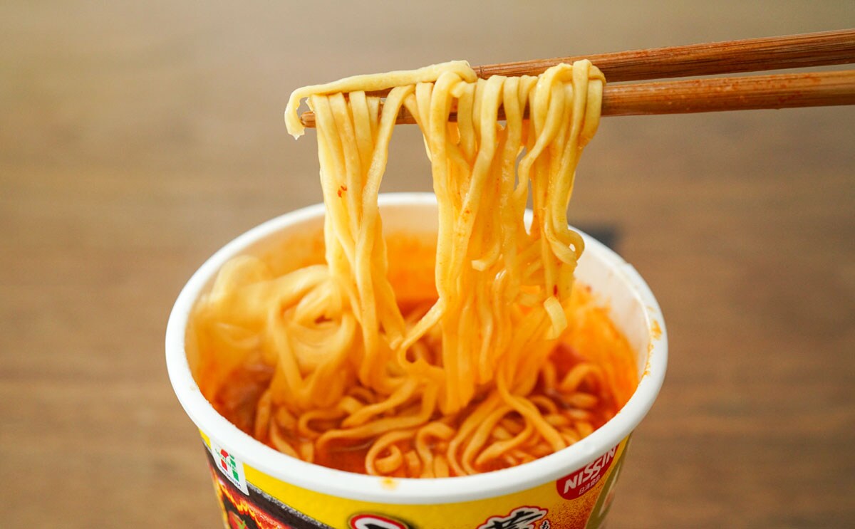 万人受けは絶対しない！セブン人気シリーズから新カップ麺登場