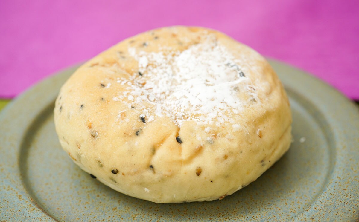 「7プレミアム ごまとチーズクリームのパン」