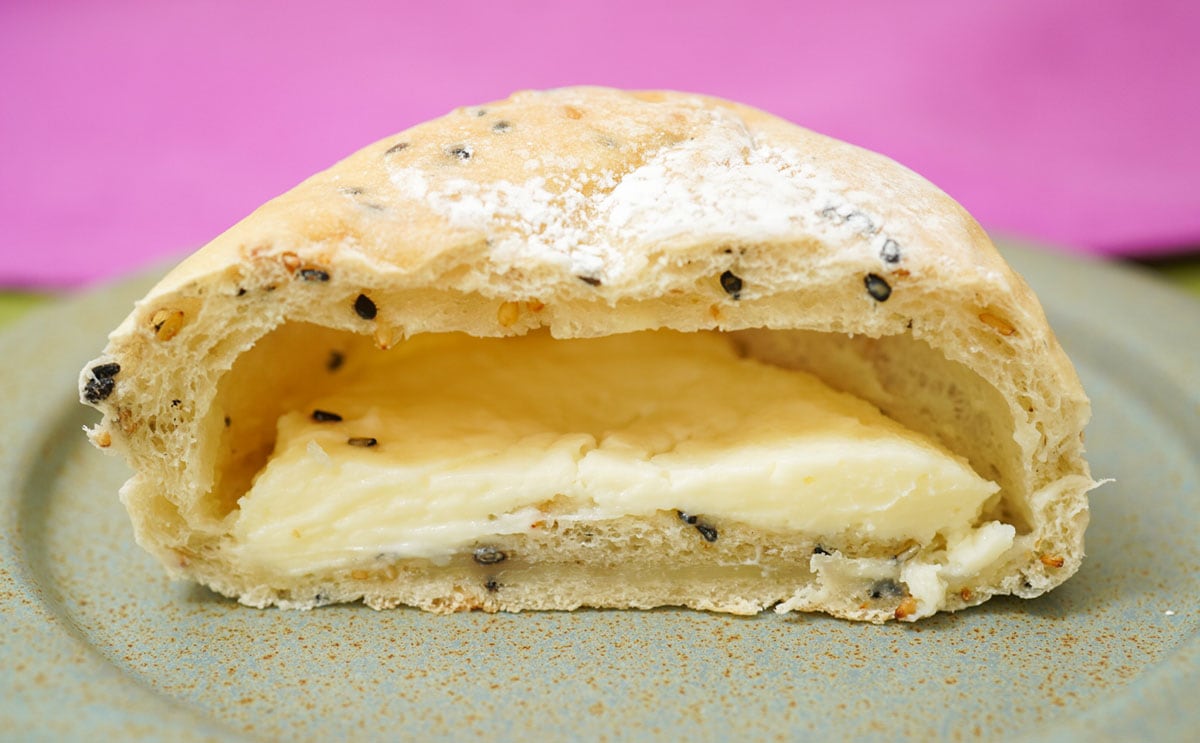 「7プレミアム ごまとチーズクリームのパン」の断面