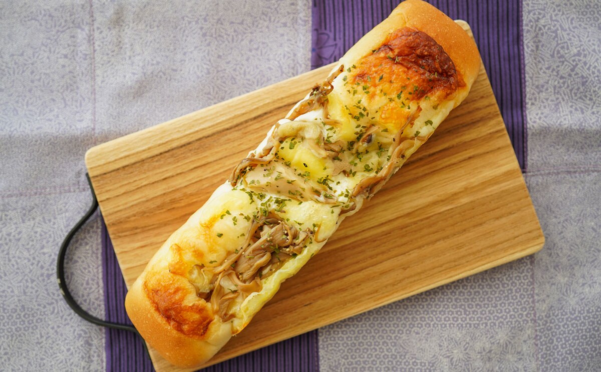 「舞茸とえりんぎのチーズ焼きパン」