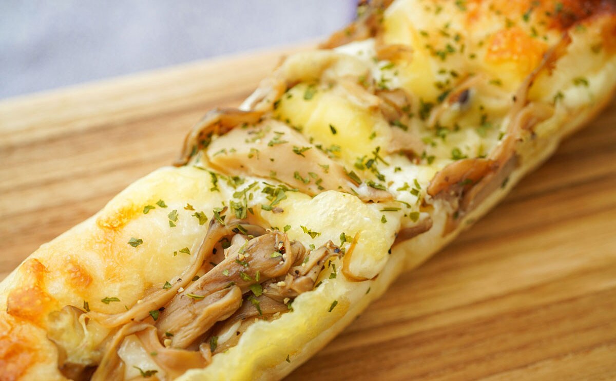 「舞茸とえりんぎのチーズ焼きパン」