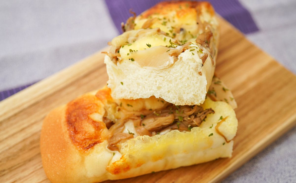 「舞茸とえりんぎのチーズ焼きパン」の断面