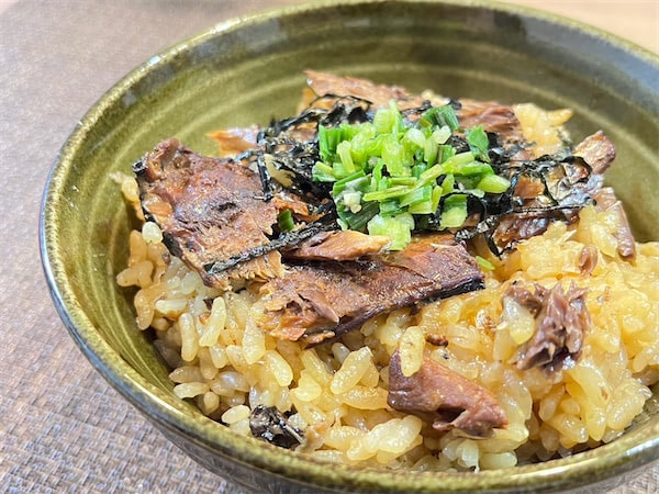 【コスパ最強】さんまが鰻に変身⁉蒲焼缶で作る「ひつまぶし風炊き込みご飯」がかなり本家に寄せてた件