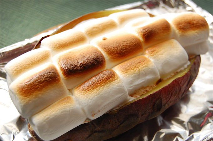 【背徳まみれスイーツ】焼き芋に…マシュマロ＆チョコって絶対ウマいやつ!!「焼き芋スモア」作ってみた！