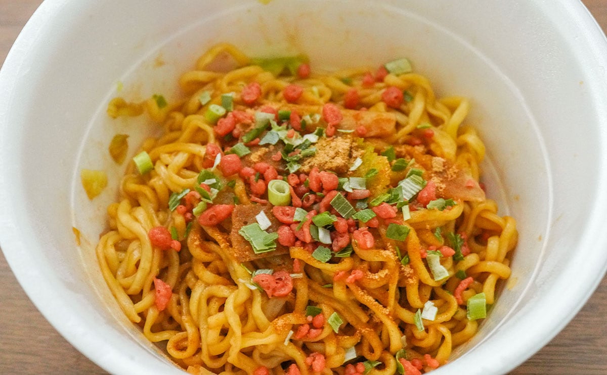 セブン新作カップ麺は強烈風味が最高