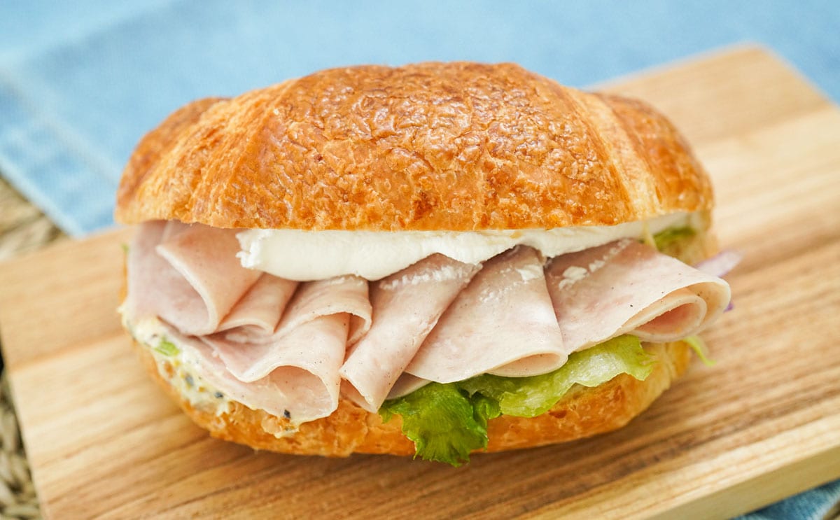 具材はみ出すセブン新作サンドが絶品だった