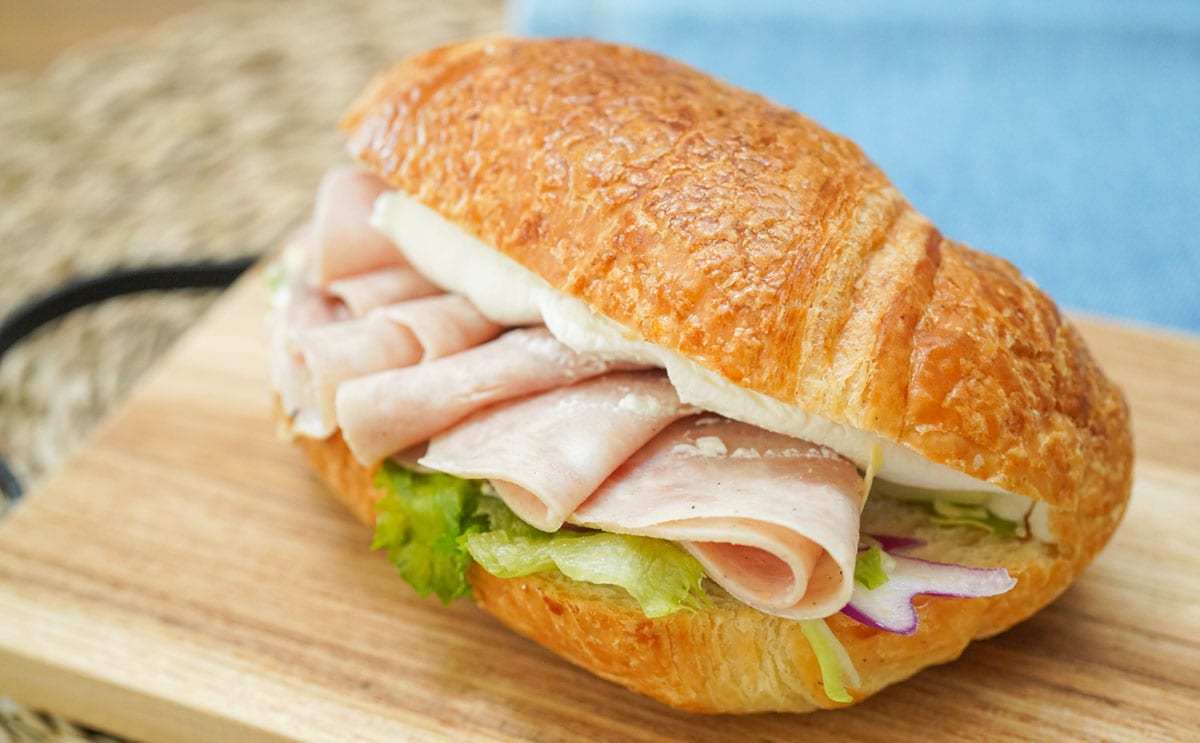 具材はみ出すセブン新作サンドが絶品だった