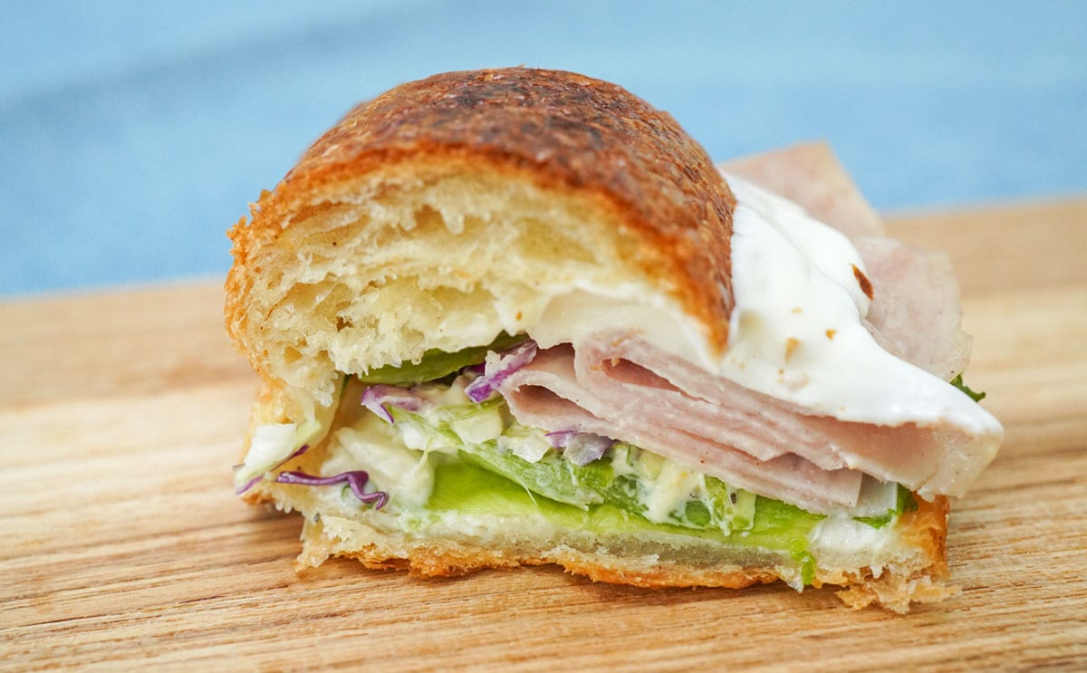 具材はみ出すセブン新作サンドが絶品だった