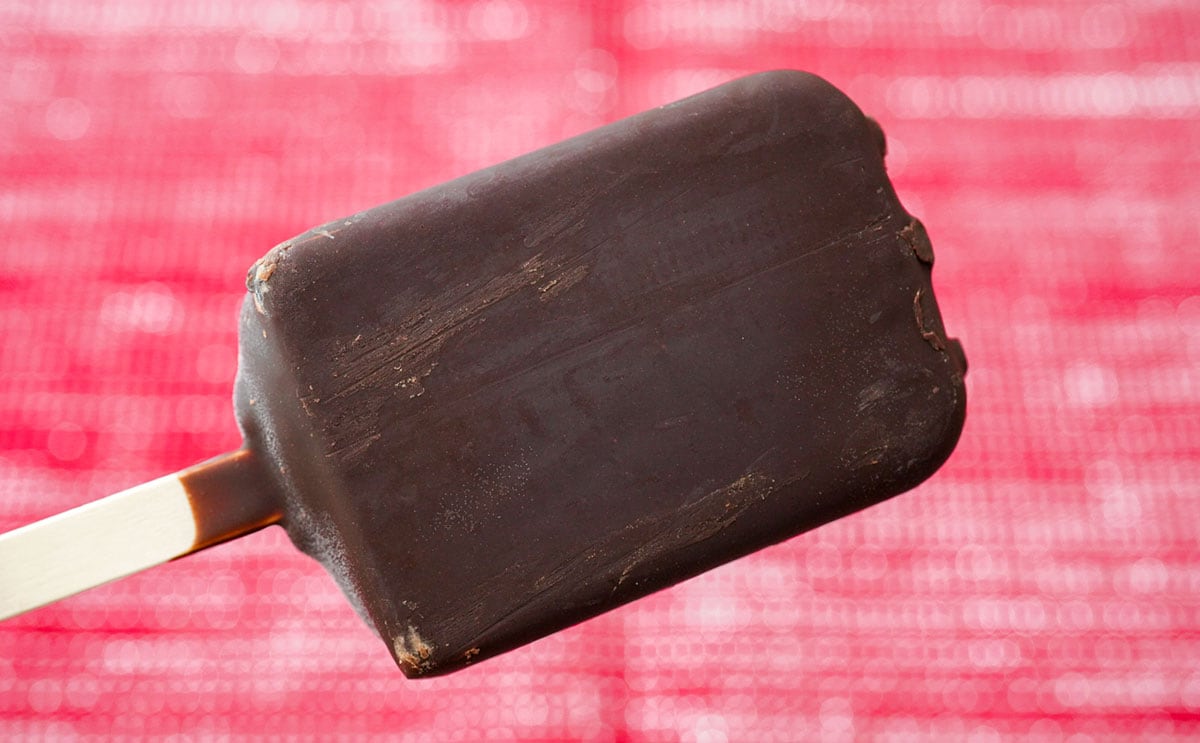 「贅沢なおいしさ」「ソースがとろっとしてる」ファミマ限定アイスがたまらない