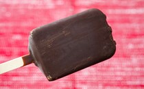 「贅沢なおいしさ」「ソースがとろっとしてる」ファミマ限定アイスがたまらない