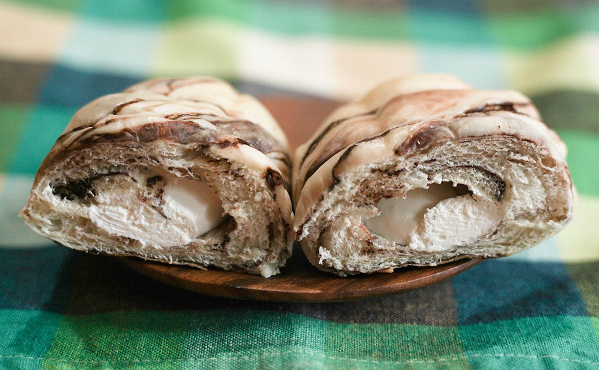 「たっぷりミルクホイップコロネ」断面