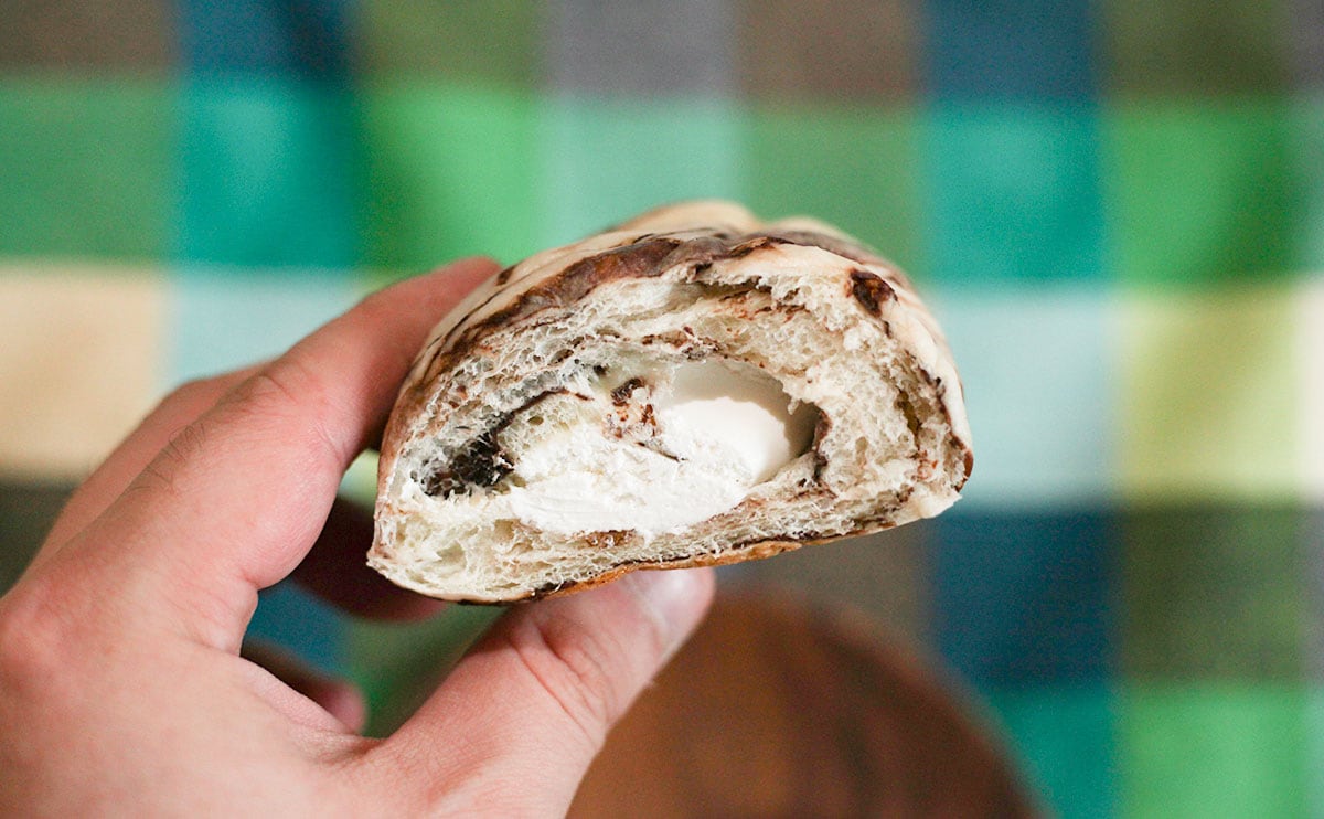 「たっぷりミルクホイップコロネ」断面手持ち