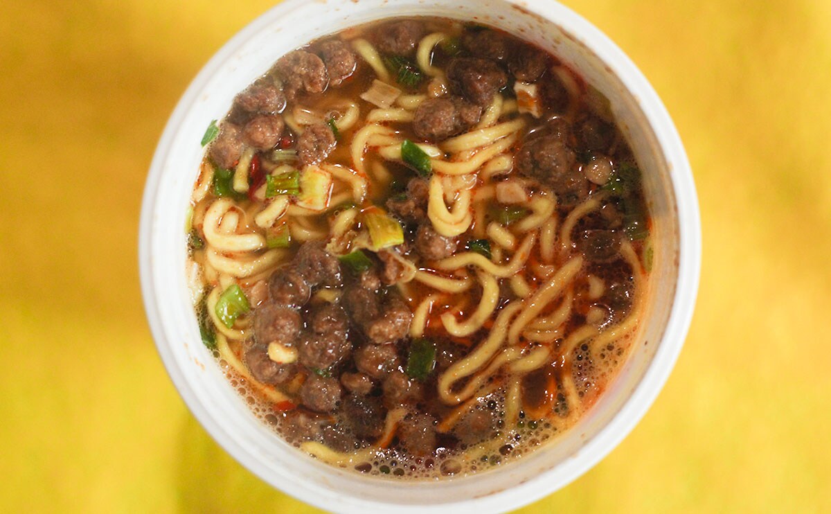 「麺屋はなび監修 肉盛り台湾味噌ラーメン」俯瞰