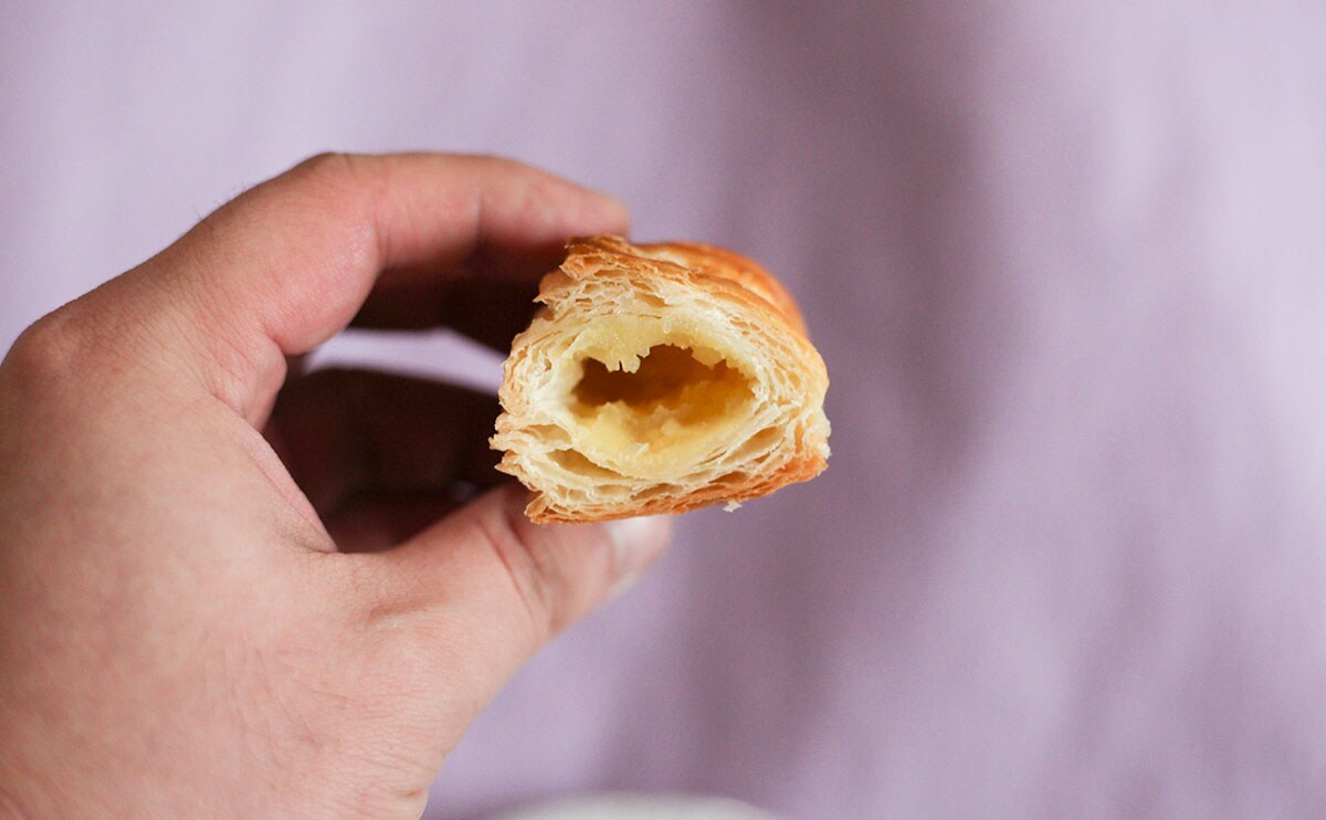 「スイートポテトパイ2個入」断面手持ち