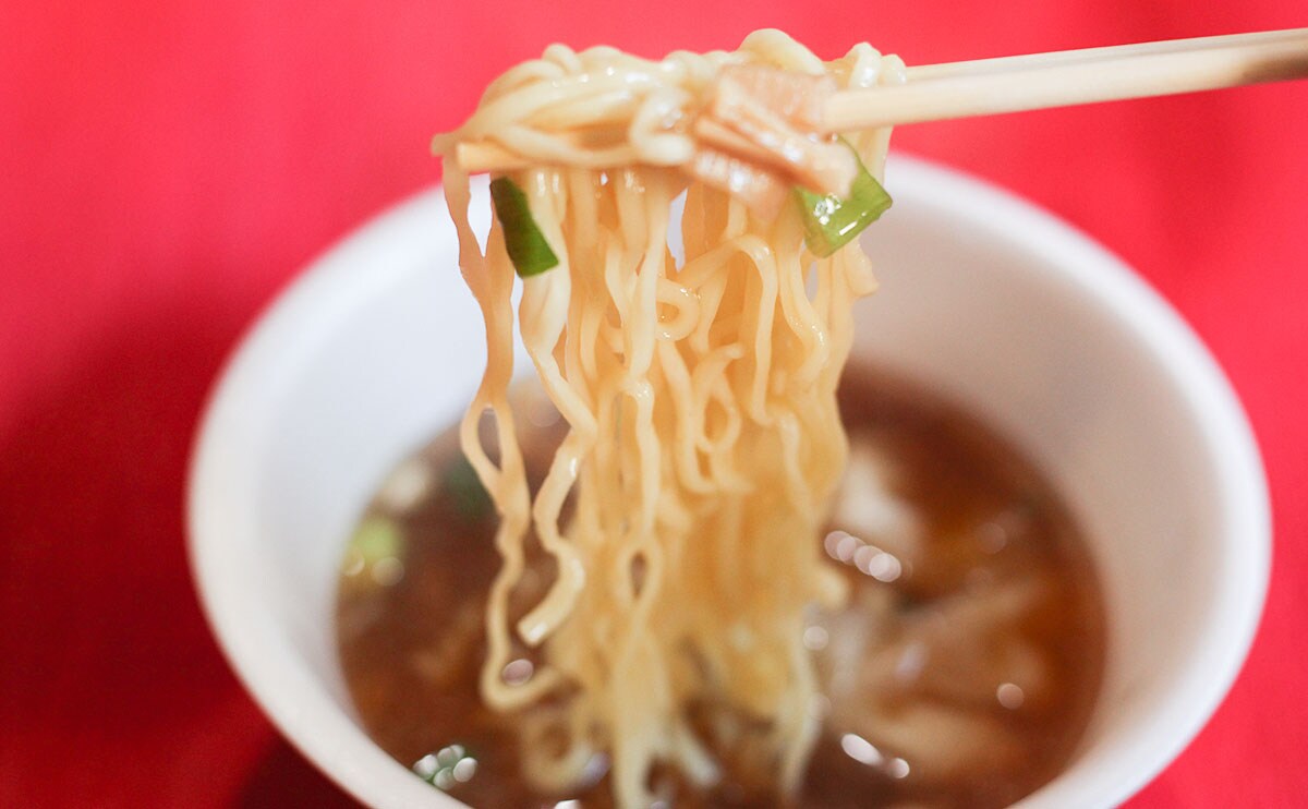 「とら食堂 ワンタン麺」箸上げ