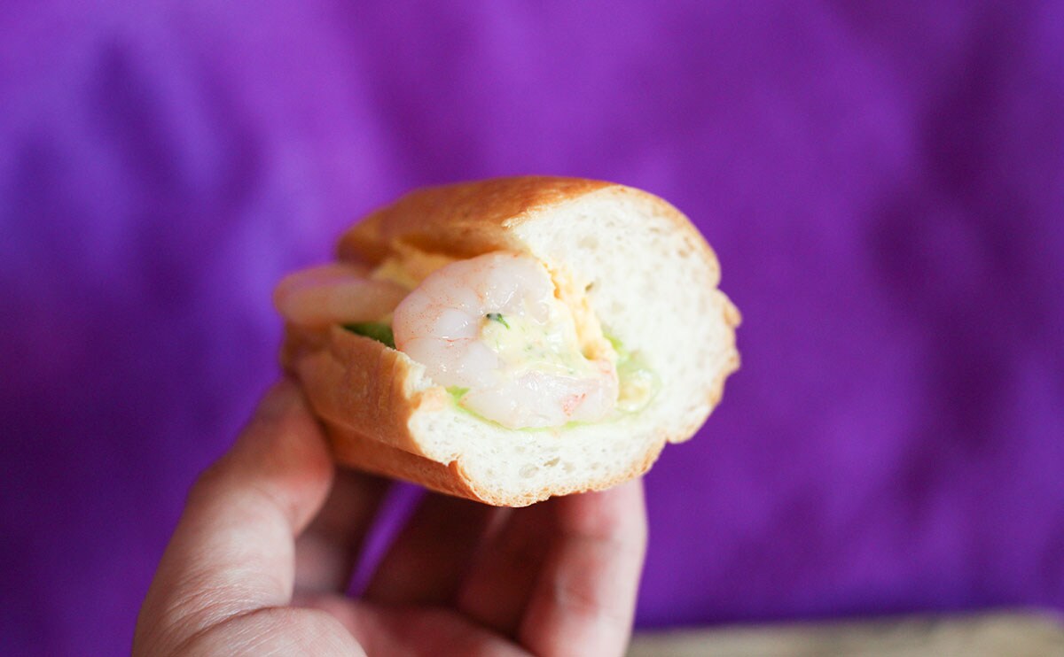 「バゲットサンド 海老とたまごとブロッコリー」断面手持ち