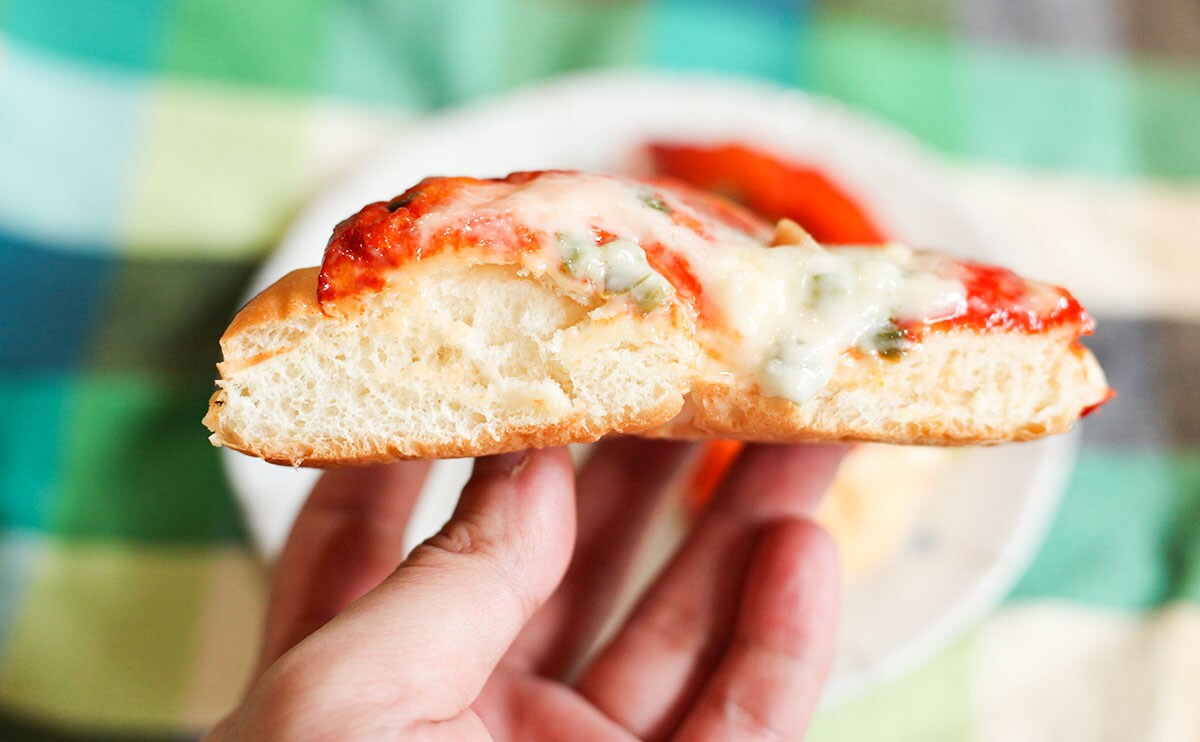 「具がたっぷり！ピザパン」断面手持ち