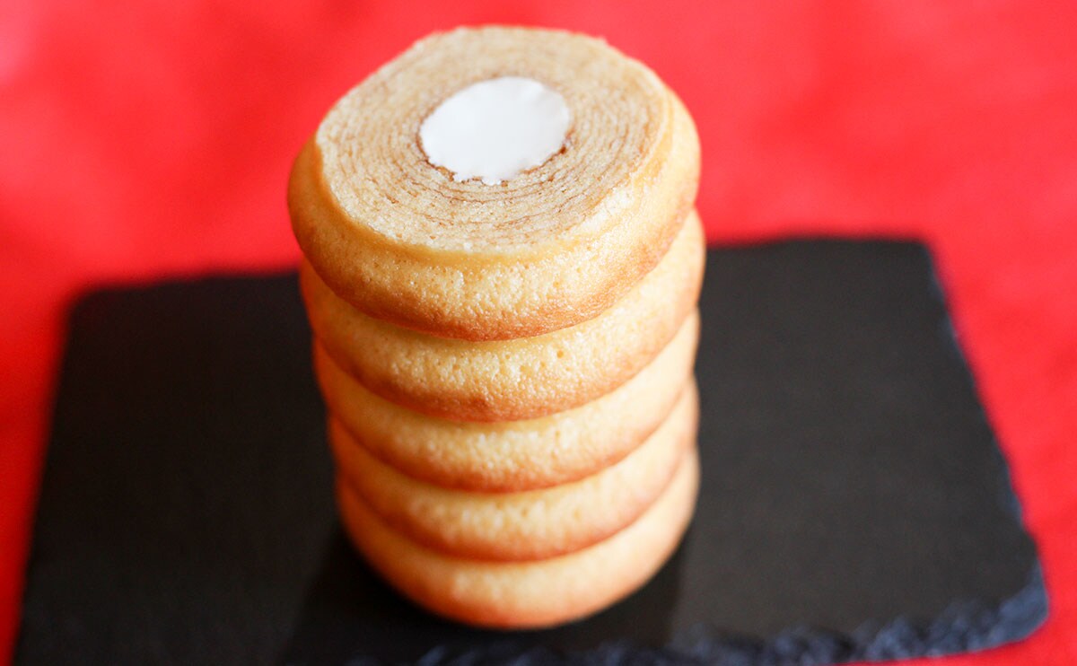 1400円!? ローソンで見つけた贅沢スイーツ、クリームが国民的お菓子にそっくり！！