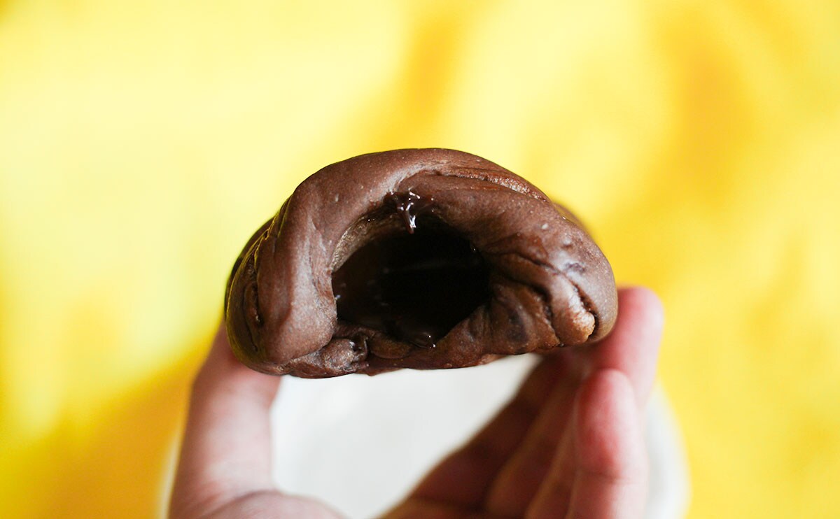 「ダブルチョココルネ(榛名牛乳入りチョコホイップ&チョコクリーム)」チョコクリーム