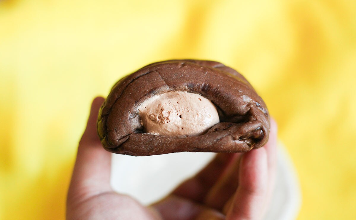 「ダブルチョココルネ(榛名牛乳入りチョコホイップ&チョコクリーム)」チョコホイップ