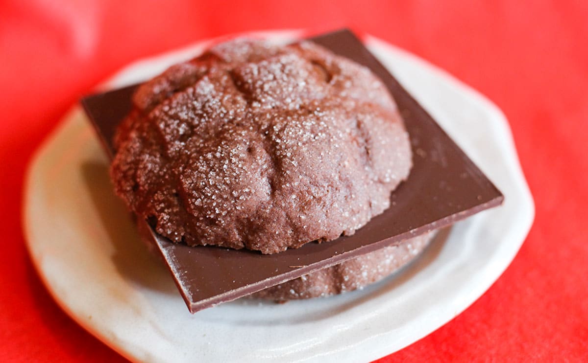 「はみでる板チョコメロンパン」横アングル