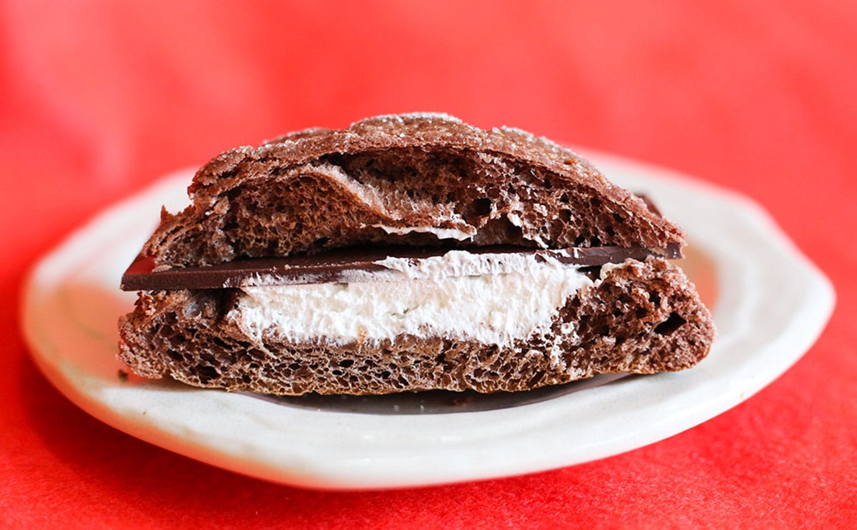 「はみでる板チョコメロンパン」断面