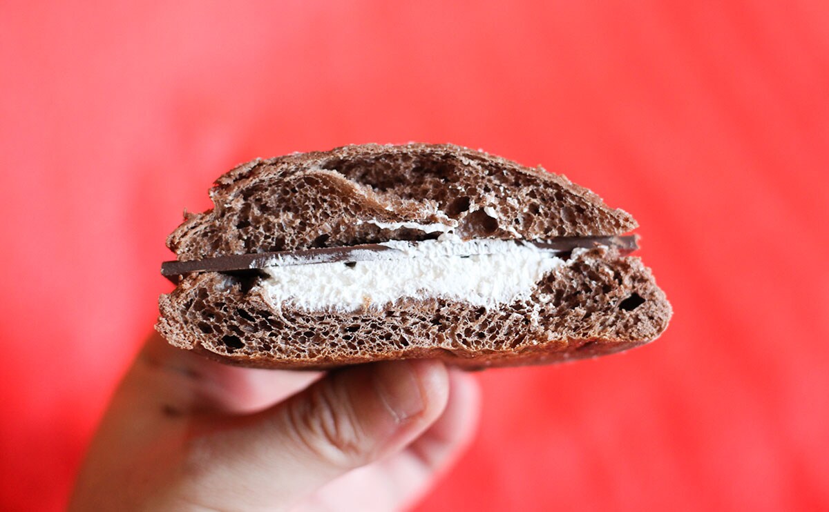 「はみでる板チョコメロンパン」断面手持ち