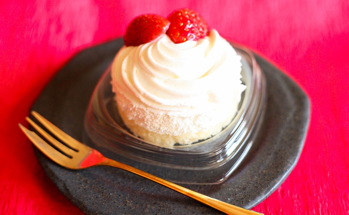 「苺の冠雪ショートケーキ」商品横アングル