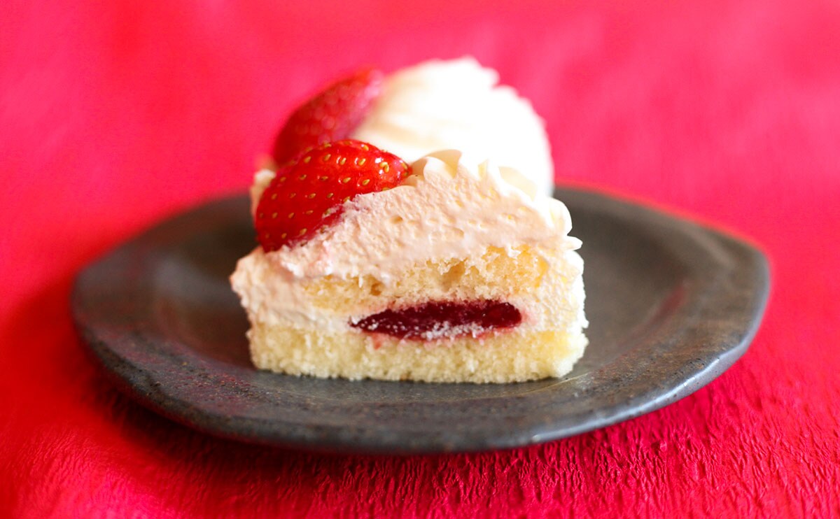「苺の冠雪ショートケーキ」断面