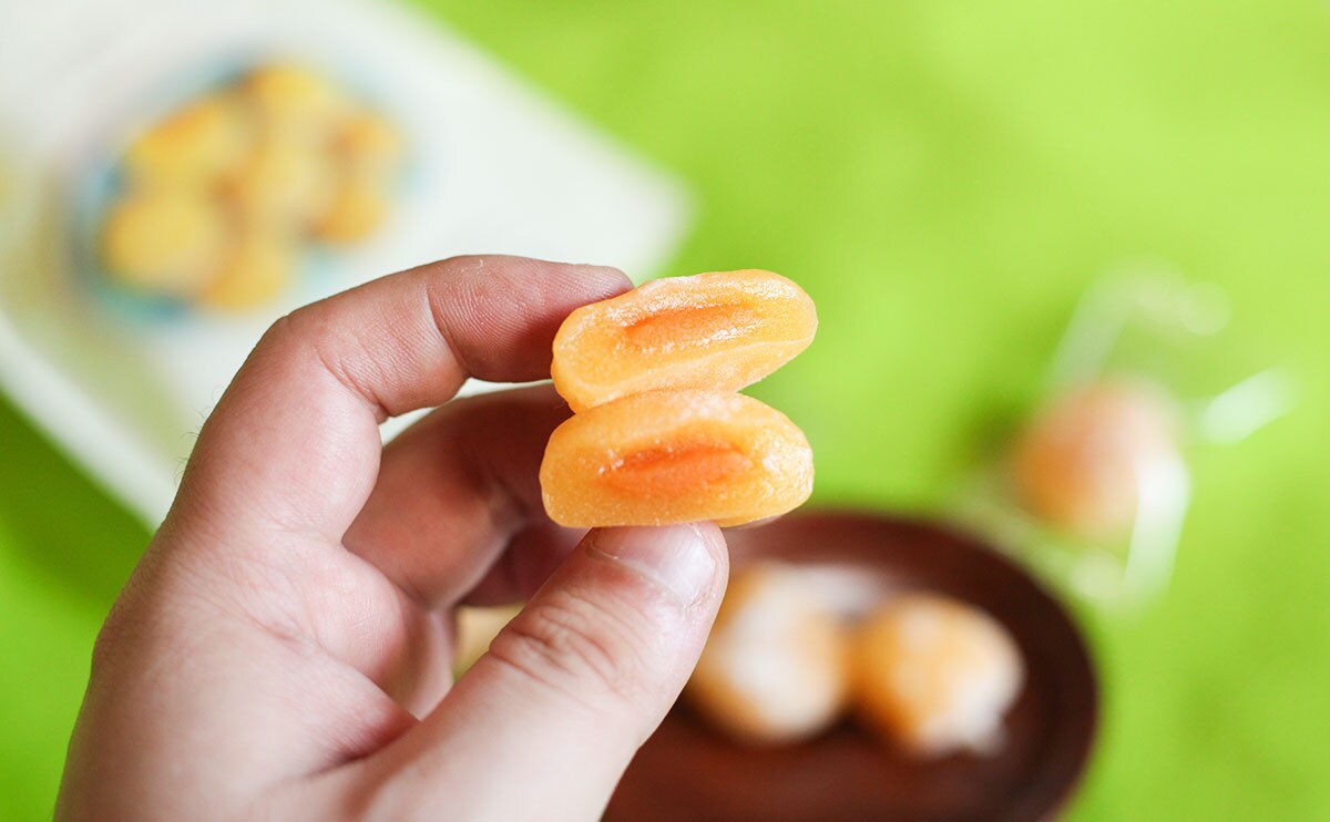 「温州みかん大福　7個入」断面手持ち