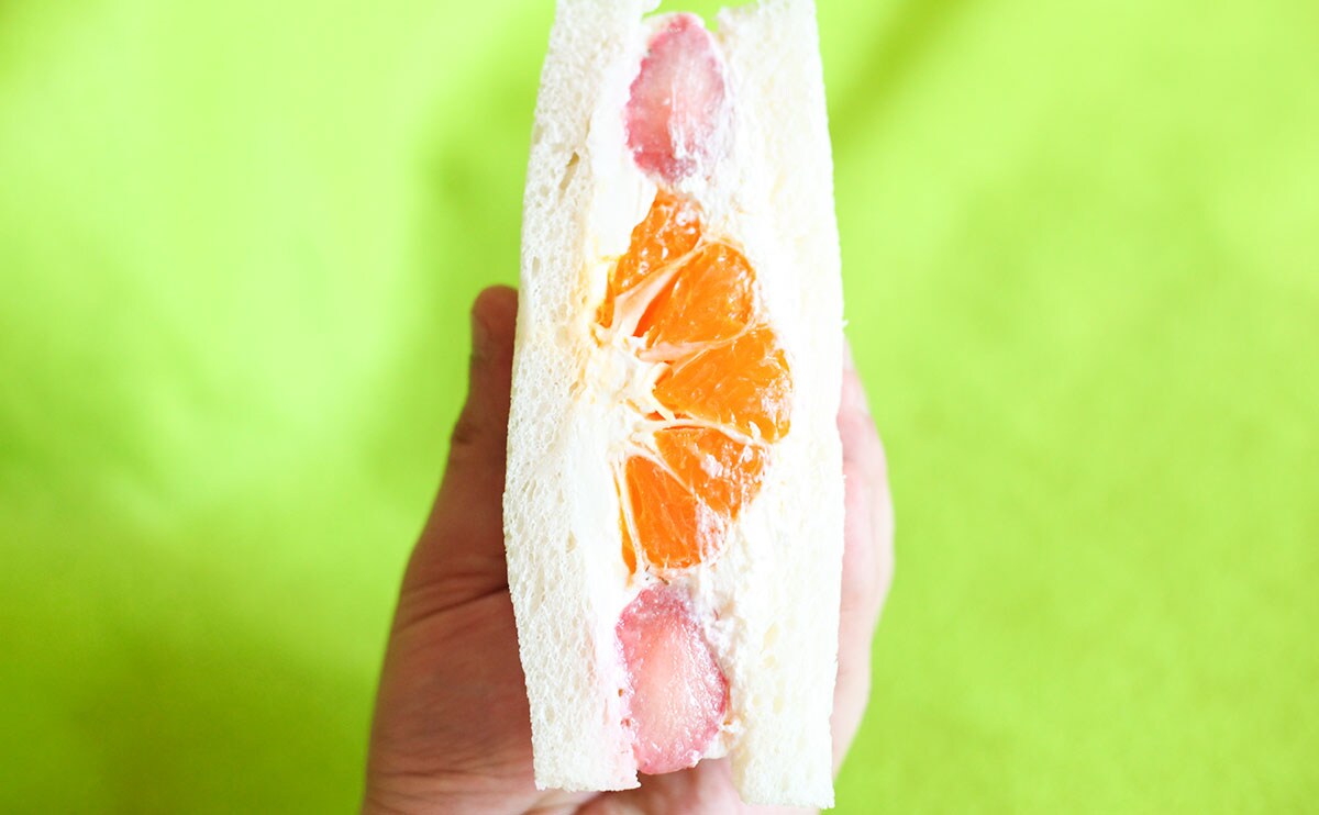 「小さな幸せのフルーツサンド　苺＆みかん」手持ち縦