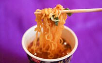 「刺激的」「また買う」人気店が監修したローソンカップ麺！