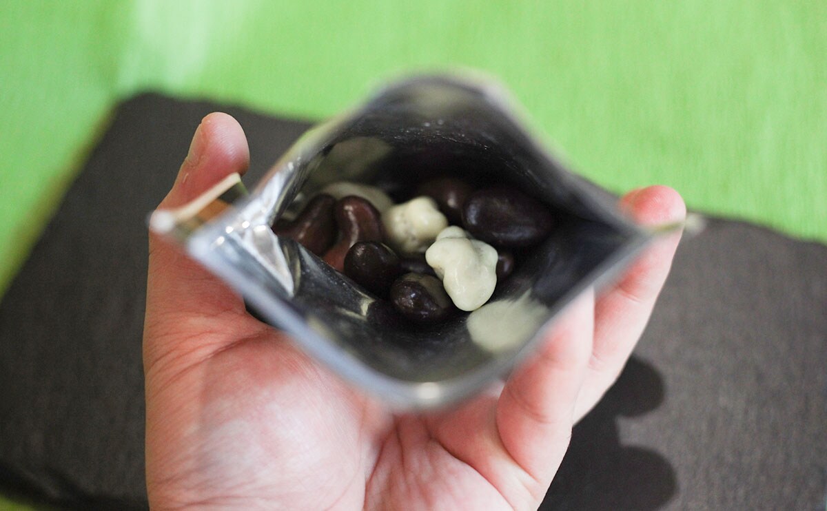 「3種のチョコで包んだミックスナッツ　40g」開封