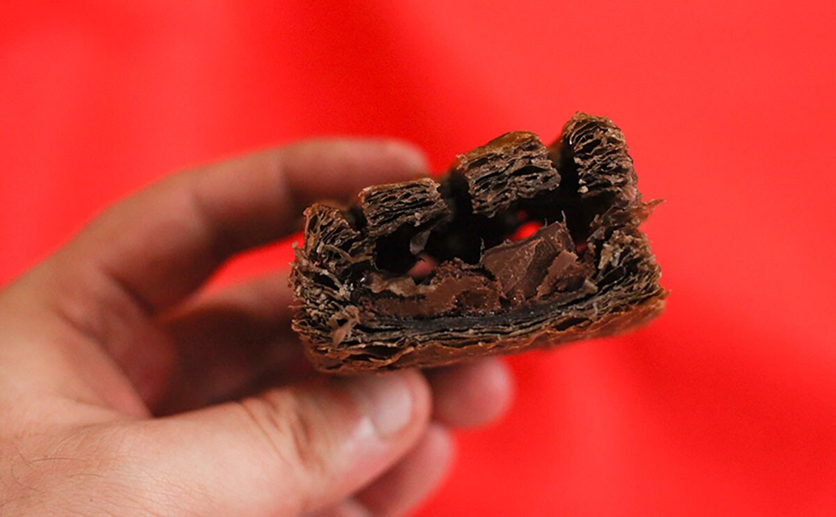 「マチノパン ブラックショコラパイ」断面手持ち