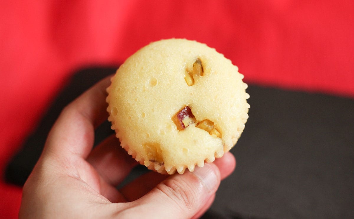 「もっちりさつまいも蒸しパン 2個入」手持ちアップ