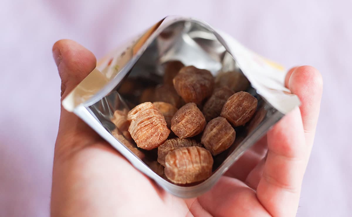 「グミみたいなおかき!? みたらし団子風味 45g」開封