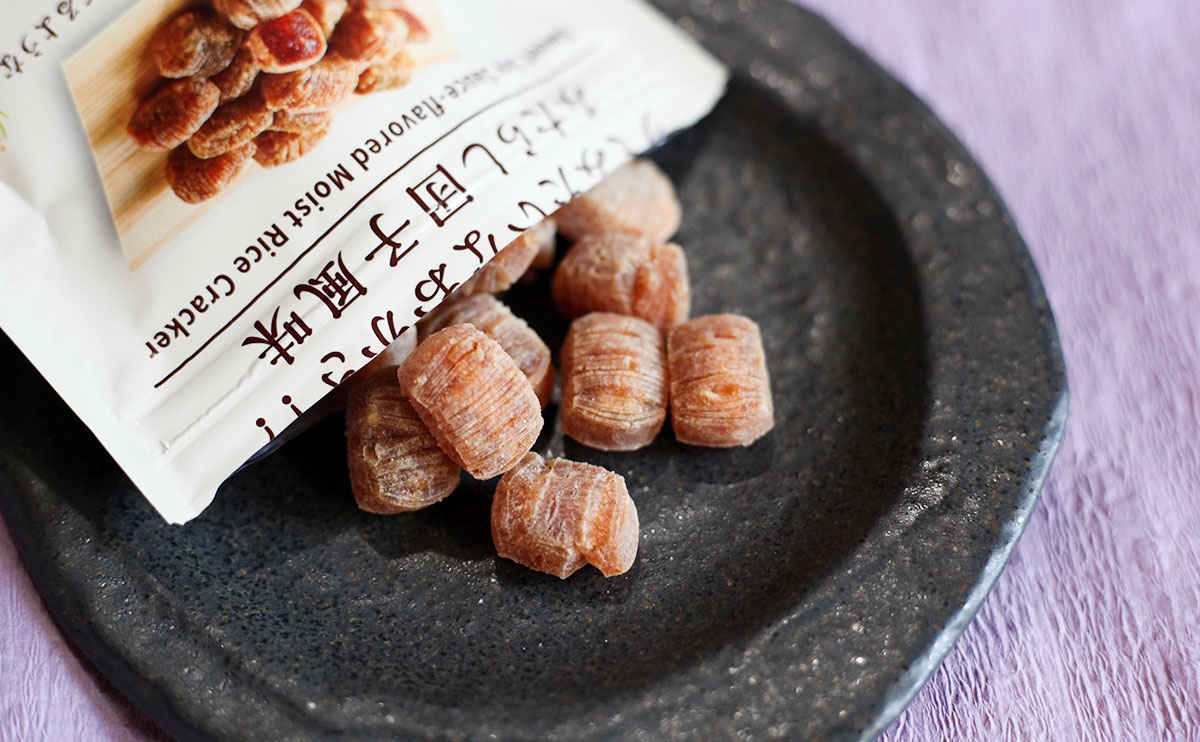 「グミみたいなおかき!? みたらし団子風味 45g」皿